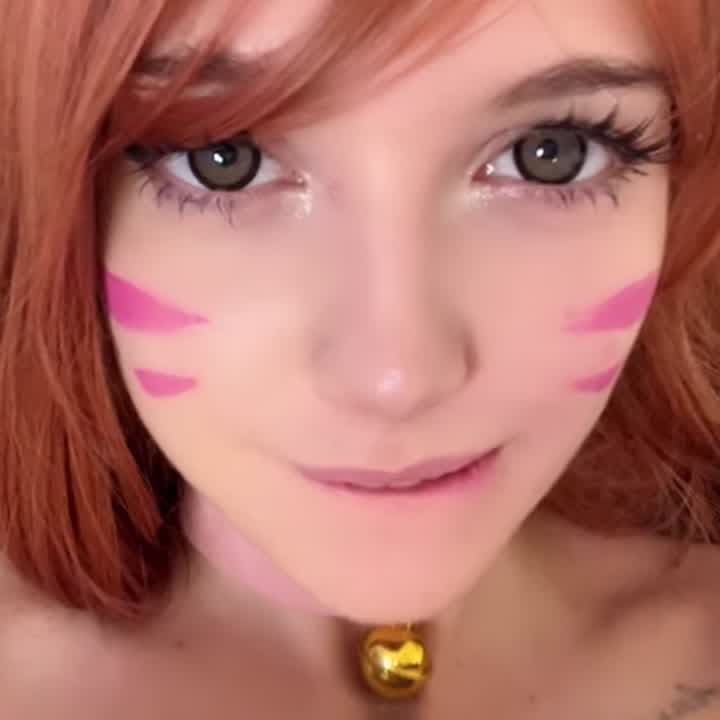 A red-haired cosplay beauty wants to lick you
